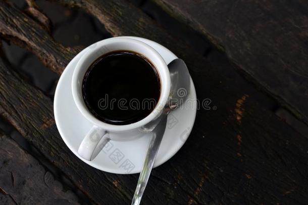 杯子关于黑的咖啡豆向死去的木材表