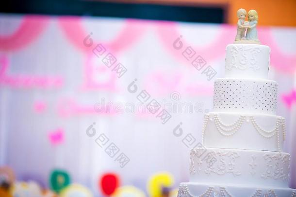 酿酒的婚礼蛋糕.婚礼蛋糕装饰和爱神丘比特的画像木偶.