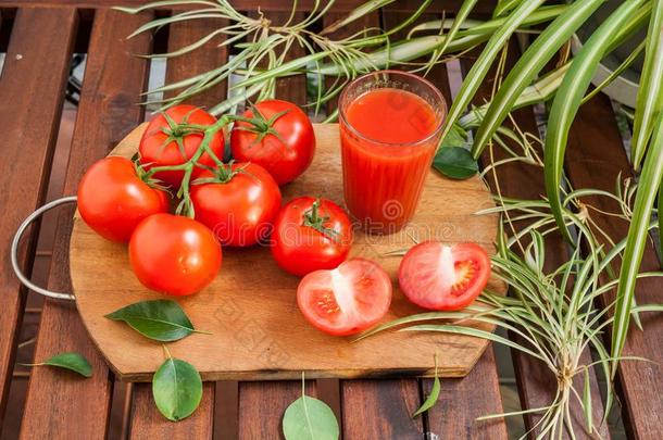 红色的番茄和果汁采用