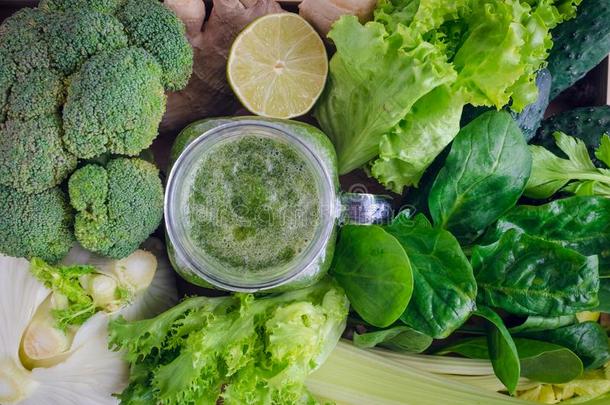 健康的绿色的蔬菜果汁