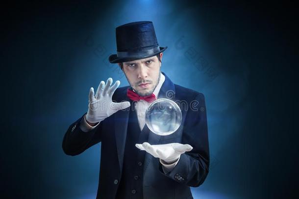 年幼的魔术师,魔术师或f或tune出纳员是（be的三单形式预言伏兔