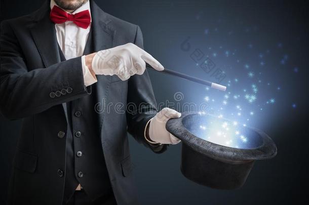 魔术师或魔术师是（be的三单形式展映魔法戏法.蓝色阶段光
