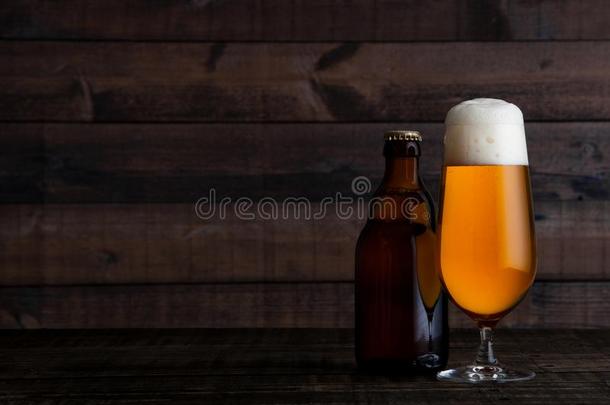 玻璃和<strong>瓶子</strong>关于<strong>金色</strong>的贮藏啤酒啤酒和起泡沫