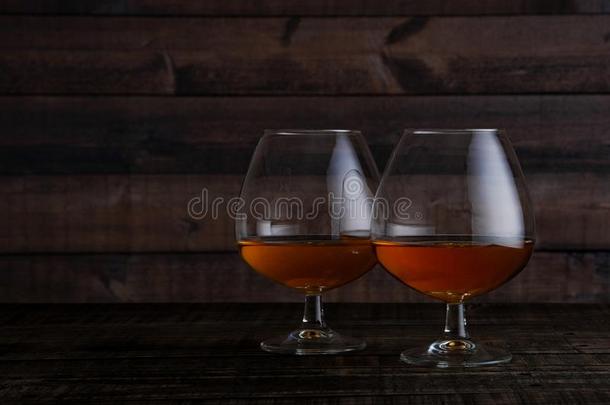 眼镜关于白兰地酒白兰地酒的一种射手向木制的表