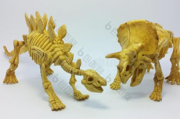 剑龙和三角龙骨架恐龙玩具
