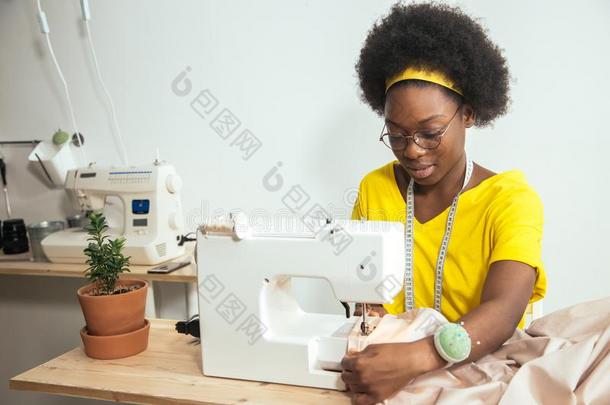 女人女裁缝一次和缝向缝纫机器.裁缝