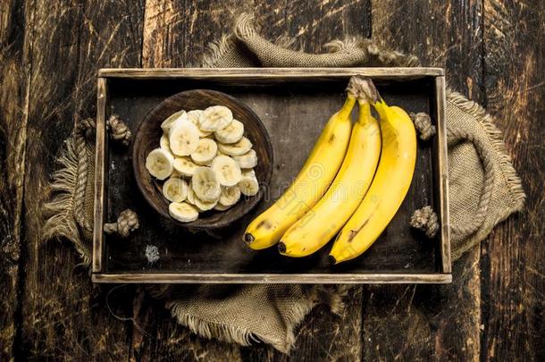刨切的成熟的香蕉采用一碗.