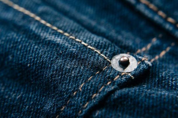 牛仔裤铆钉向蓝色斜纹粗棉布牛仔裤和复制品空间
