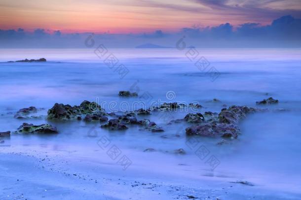 海景画采用<strong>蓝</strong>色-桔子黎明和软的波浪运动污迹
