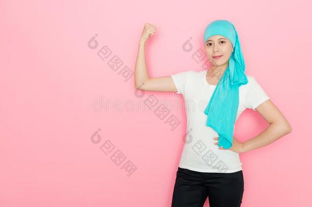 癌症女人展映强大的力量肌肉