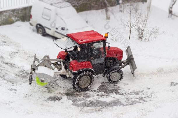 小的红色的拖拉机雪犁采用庭院dur采用g雪fall