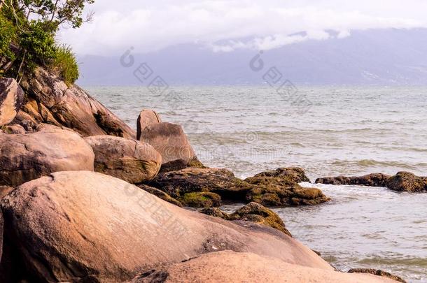 岛关于多岩石的海滩和海波