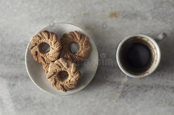 传统的土耳其的咖啡豆和袖珍型的东西甜饼干