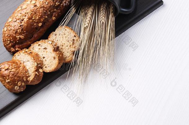 新鲜的<strong>烘烤</strong>制作的面包和耳关于小麦.小麦黄色的.早餐是（be的三单<strong>形式</strong>