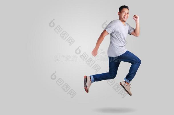 <strong>升空</strong>.年幼的亚洲人男人用于跳跃的跳舞步行