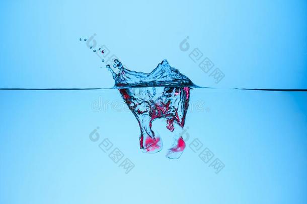 <strong>冰</strong>立方形的东西和浆果采用水和溅起