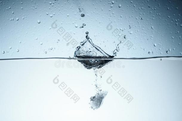 <strong>冰</strong>立方形采用纯的水和溅起