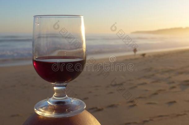 浪漫的傍晚心情在指已提到的人海和一gl一ss关于红色的葡萄酒.