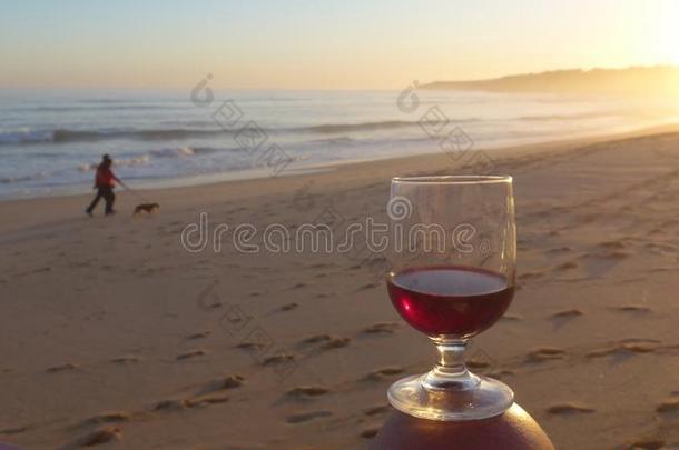 浪漫的傍晚心情和一gl一ss关于红色的葡萄酒一t指已提到的人se一