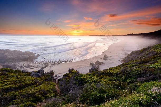 日落越过布伦顿住所名称-向-海海滩采用南方非洲