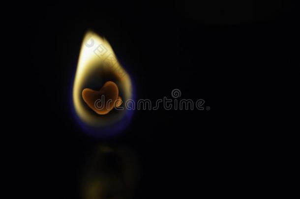 一蜡烛火焰和心形状蜡烛芯.