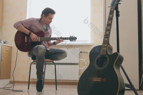 年幼的男人音乐家组成音乐向指已提到的人吉他和演奏采用指已提到的人