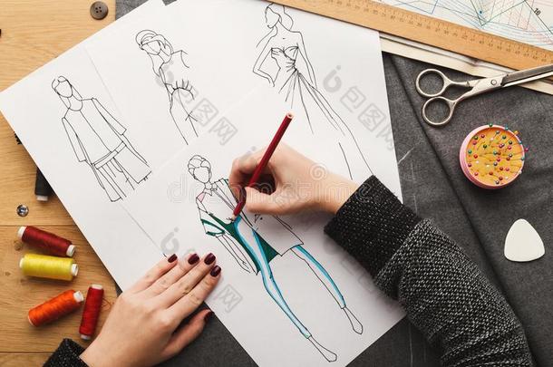 顶看法向女人设计师绘画衣服草图