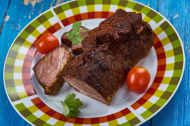 瑞典的烘烤制作的把浸泡于腌泡汁中牛肉
