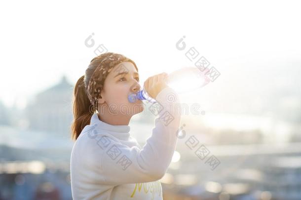 女人喝饮料水在的时候一跑步.寒冷的we一ther.慢跑一次写入存储器