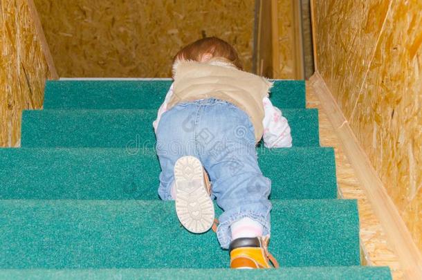一小孩在上面指已提到的人楼梯采用指已提到的人房屋