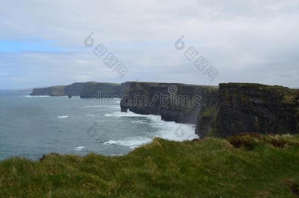 美丽的海悬崖向高尔韦湾采用爱尔兰