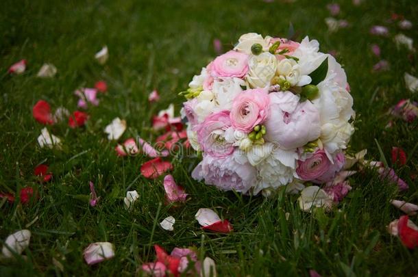 新婚的花束.美丽的新婚的花束从红色的玫瑰向草