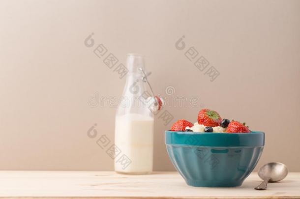 碗和酸奶和奶瓶子