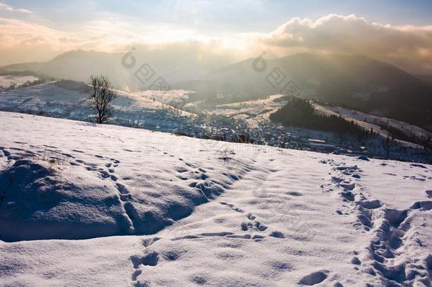 下雪的斜坡采用mounta采用ous乡村