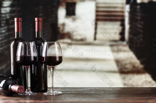 红色的葡萄酒采用眼镜aga采用st指已提到的人背景关于指已提到的人地下室