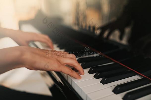 <strong>钢琴音乐</strong>钢琴家手演奏.音乐的仪器宏大的雅司病