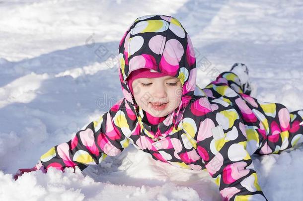 小孩向冬和下雪的背景.制造雪天使在期间Libya利比亚