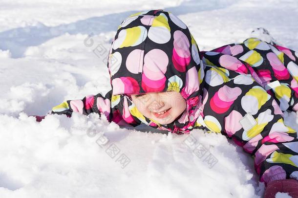 小孩向冬和下雪的背景.制造雪天使在期间Libya利比亚