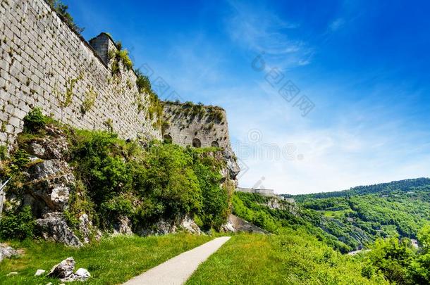 防御用的墙关于城堡采用贝桑肯,法国