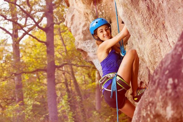 年幼的<strong>登山家</strong>女孩攀登的向一mount一in岩石