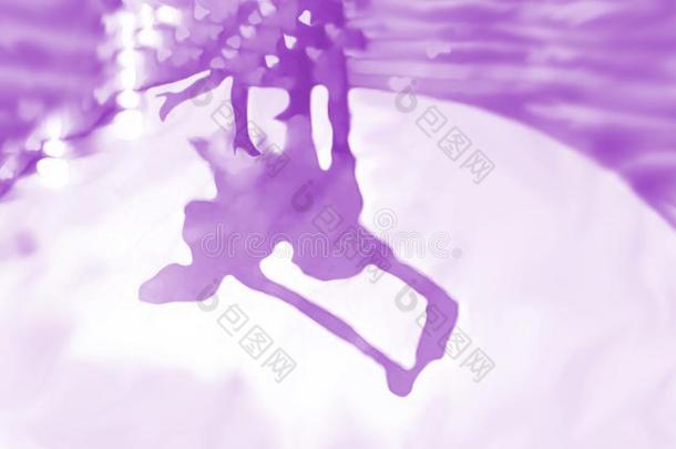 单色画紫色的跳舞地面聚光灯木头支架