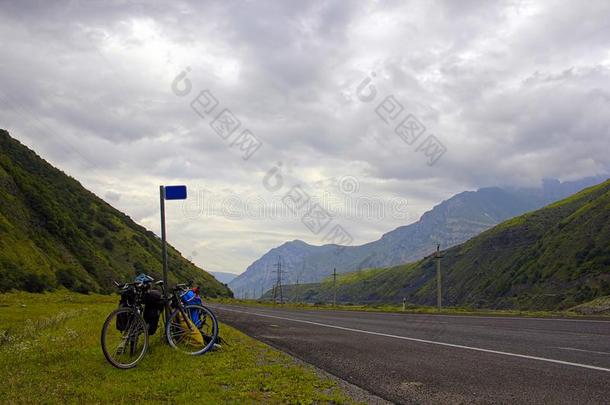 公路跑步离开通过指已提到的人山山谷