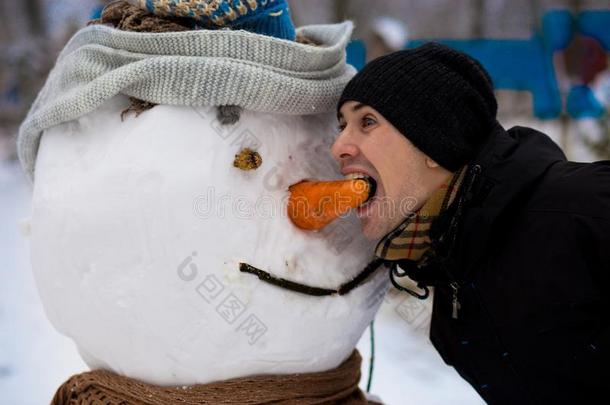 幸福的男人雕刻一大的re一lsnow男人