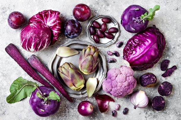 生的紫色的蔬菜越过灰色具体的背景.甘蓝,rain雨