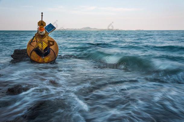 航行浮标搁浅地向指已提到的人海滩