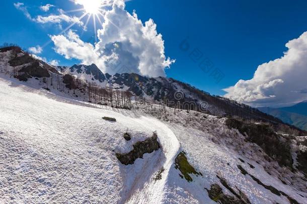 滑雪求助在高加索山脉山,recordingoptical-spectrumanalyzer光谱分析记录山峰,索契,俄罗斯帝国.