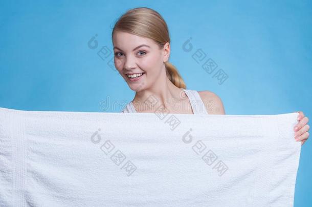 有魅力的女人佃户租种的土地大的白色的毛巾