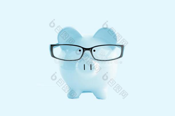 蓝色小猪银行采用采用眼镜向彩色粉笔蓝色背景