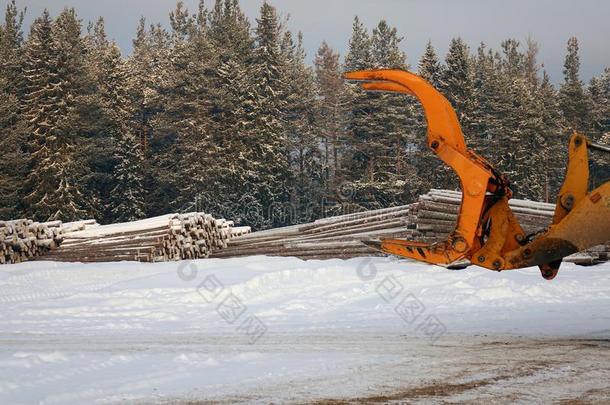 <strong>装</strong>货木材.森林练习用球瓶,<strong>卸货</strong>指已提到的人拖拉机.森林工业