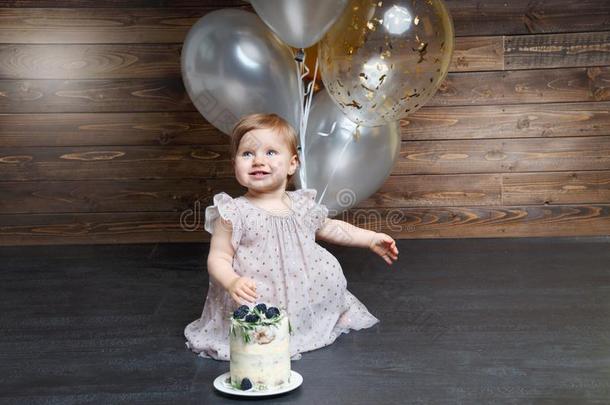 美丽的小的女孩庆祝生日社交聚会和气球一